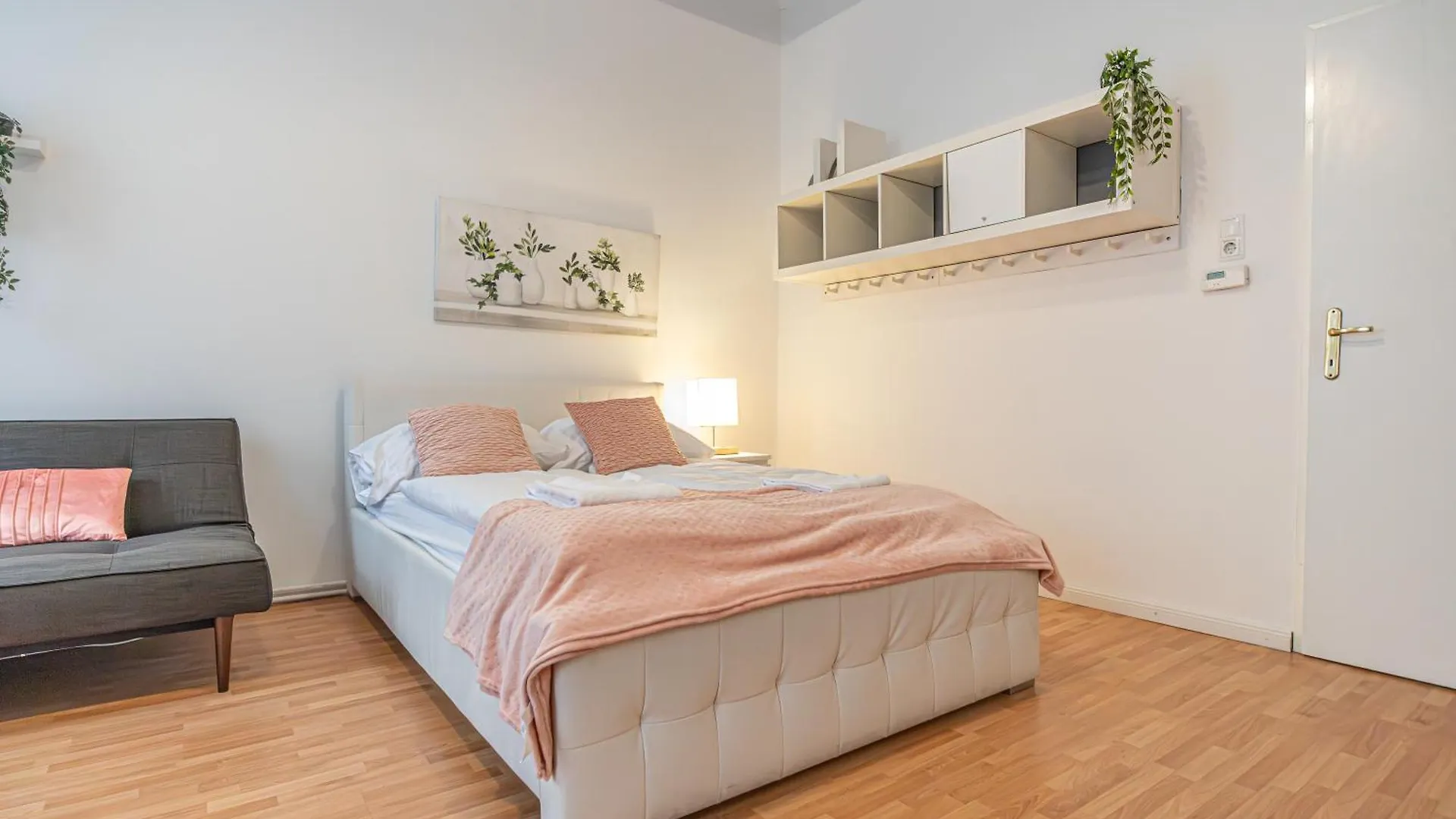 Elegant 2Br City Retreat Prime Central Location Vienna Apartment